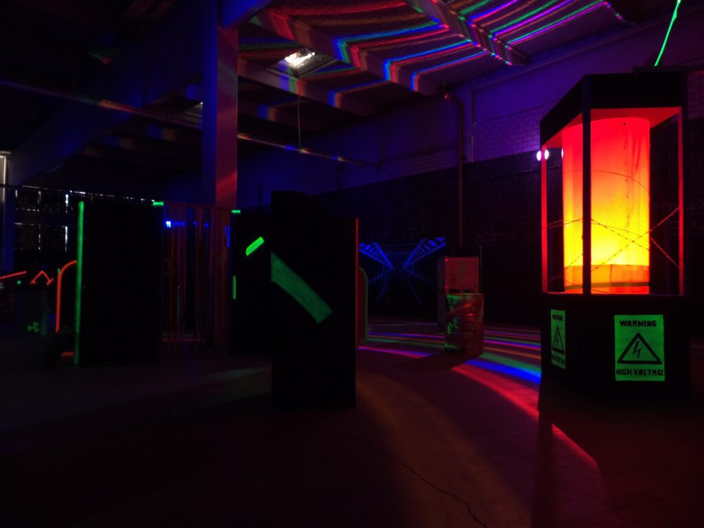 Lasertag-Arena bei Kings Laser in Brühl mit Schwarzlicht und Hindernissen