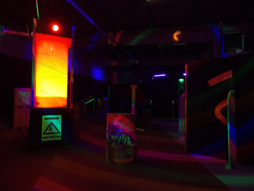 Lasertag-Arena bei Kings Laser in Brühl mit beleuchteten Spielelementen